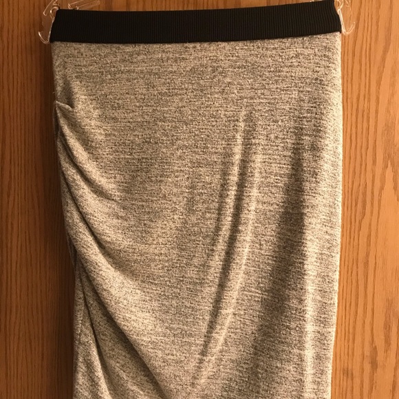 Aritzia skirt - Picture 2 of 3